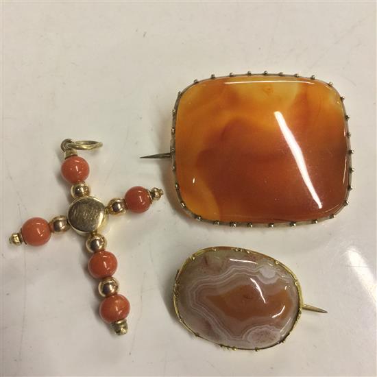 2 agate brooches, gold coral cross